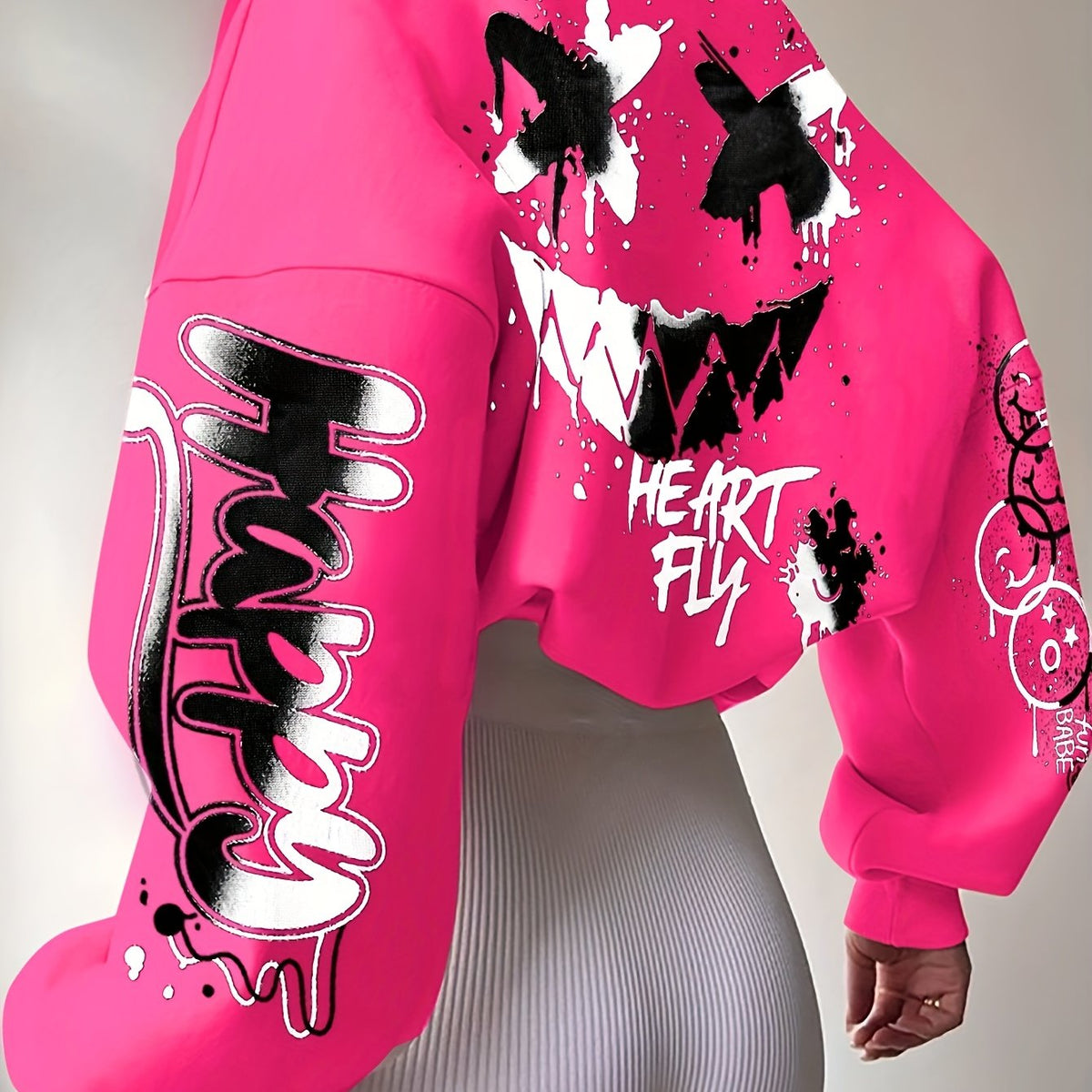 Women’s Graffiti Letter Sweatshirt – Black Artistic Fall/Winter Pullover