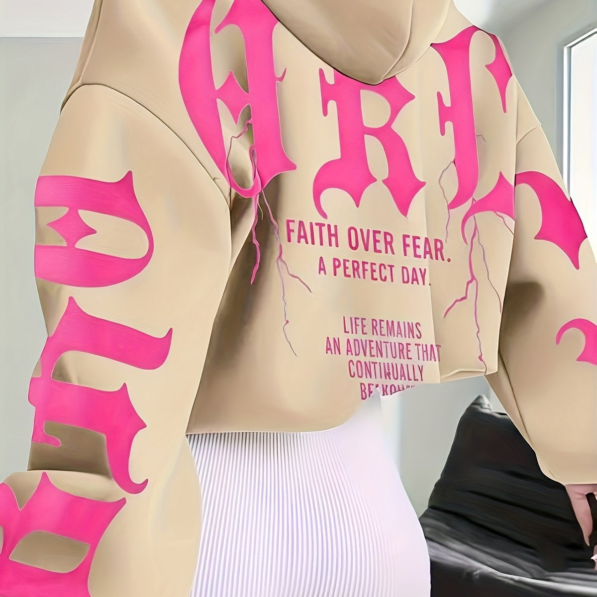 Sweat à Capuche « Faith Over Fear » – Lettres Gothiques Noires et Roses Coupe Ample