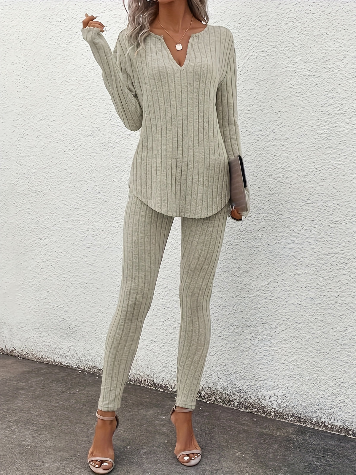 Ensemble pantalon et haut côtelé moulant à manches longues et col en V pour femme
