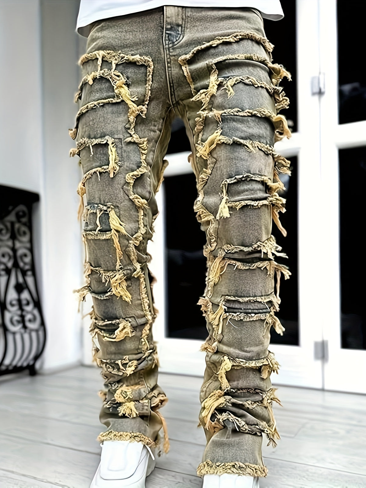 Jean slim homme vieilli – déchirures superposées et patchwork denim urbain