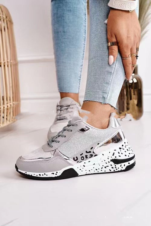 Loom & Soul™ Baskets compensées à lacets pour femmes – Chaussures de sport en daim ton sur ton avec talon compensé confortable