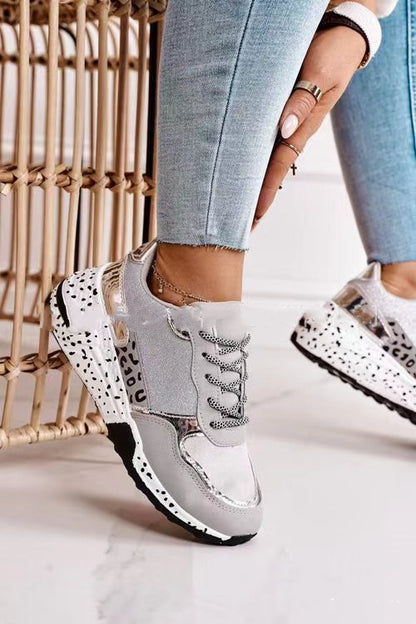 Loom & Soul™ Baskets compensées à lacets pour femmes – Chaussures de sport en daim ton sur ton avec talon compensé confortable