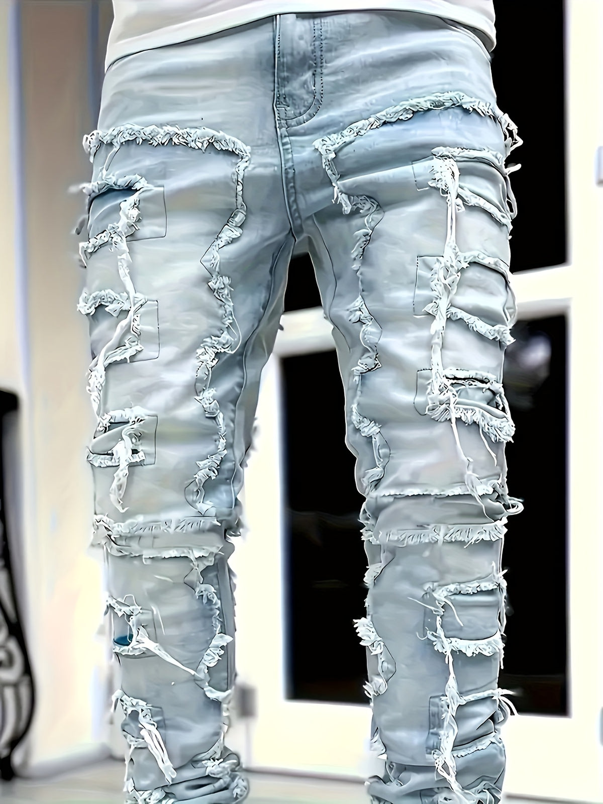 Jean slim homme vieilli – déchirures superposées et patchwork denim urbain