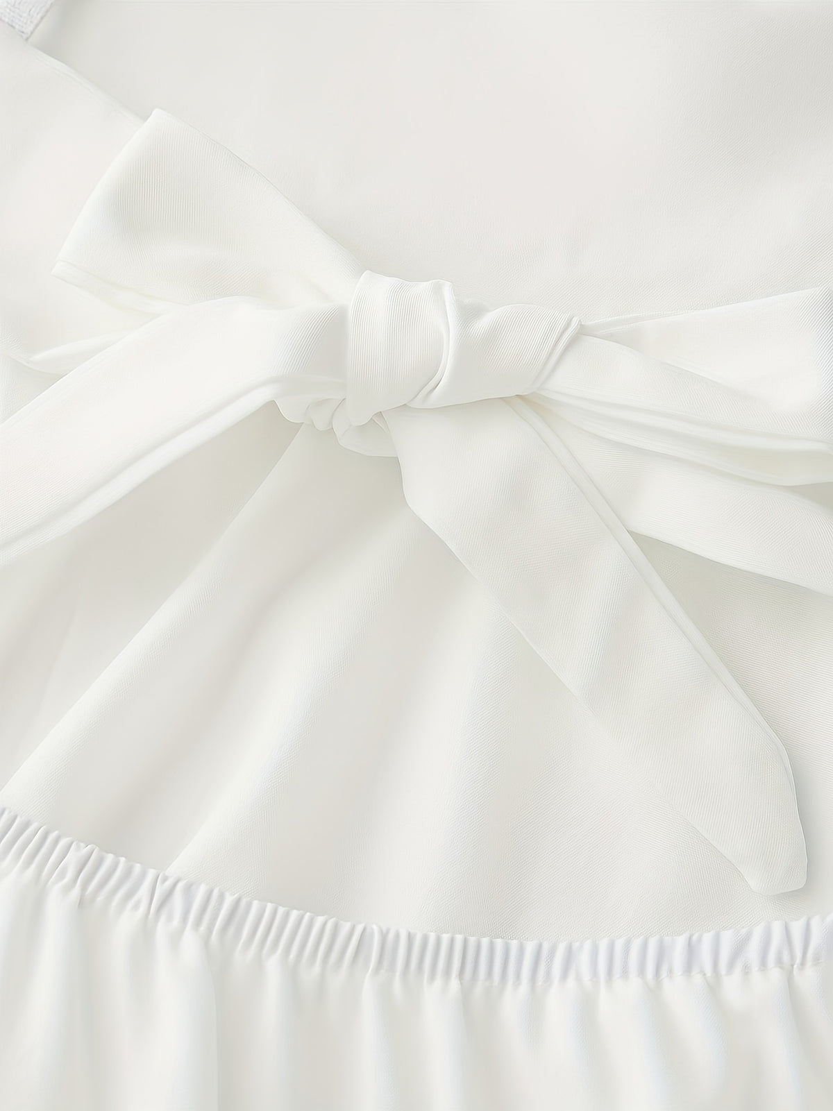 Robe courte blanche en dentelle à fines bretelles – Mini-robe élégante avec nœud au dos