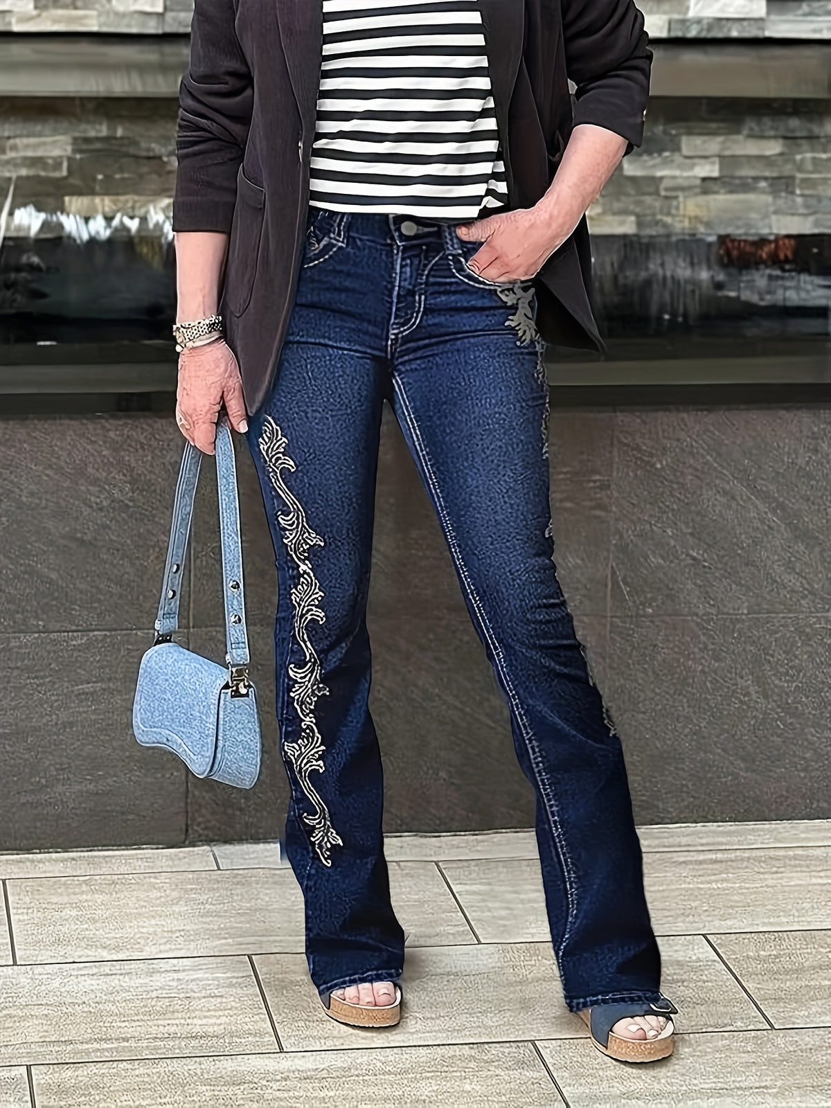 Vaqueros Flare para Mujer – Acampanados Azul Oscuro con Diseño Estampado Lateral