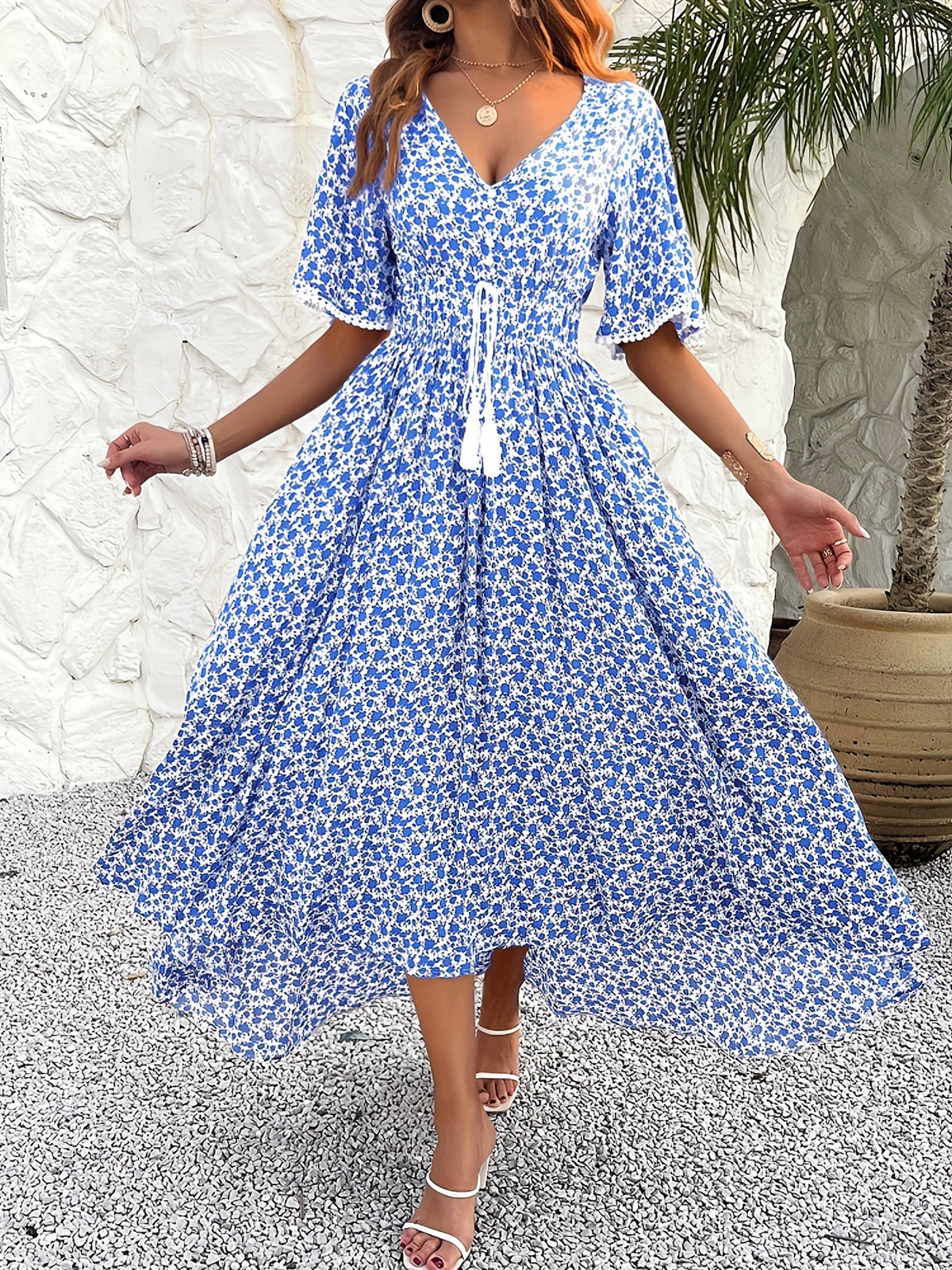 Vestido midi floral con borlas y cuello en V – Vestido midi acampanado con estampado elegante