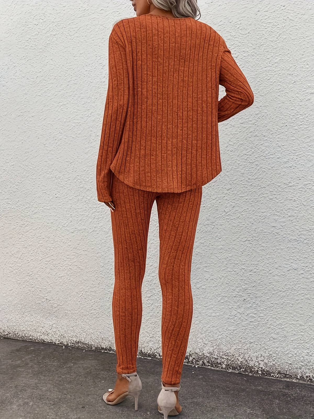 Ensemble pantalon et haut côtelé moulant à manches longues et col en V pour femme