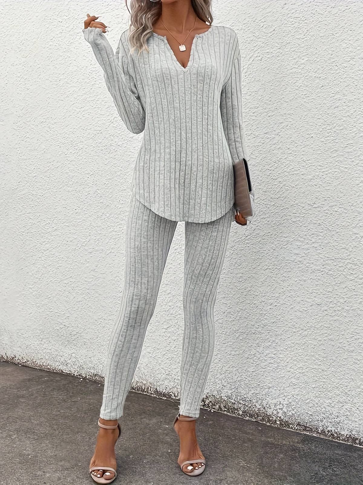Ensemble pantalon et haut côtelé moulant à manches longues et col en V pour femme