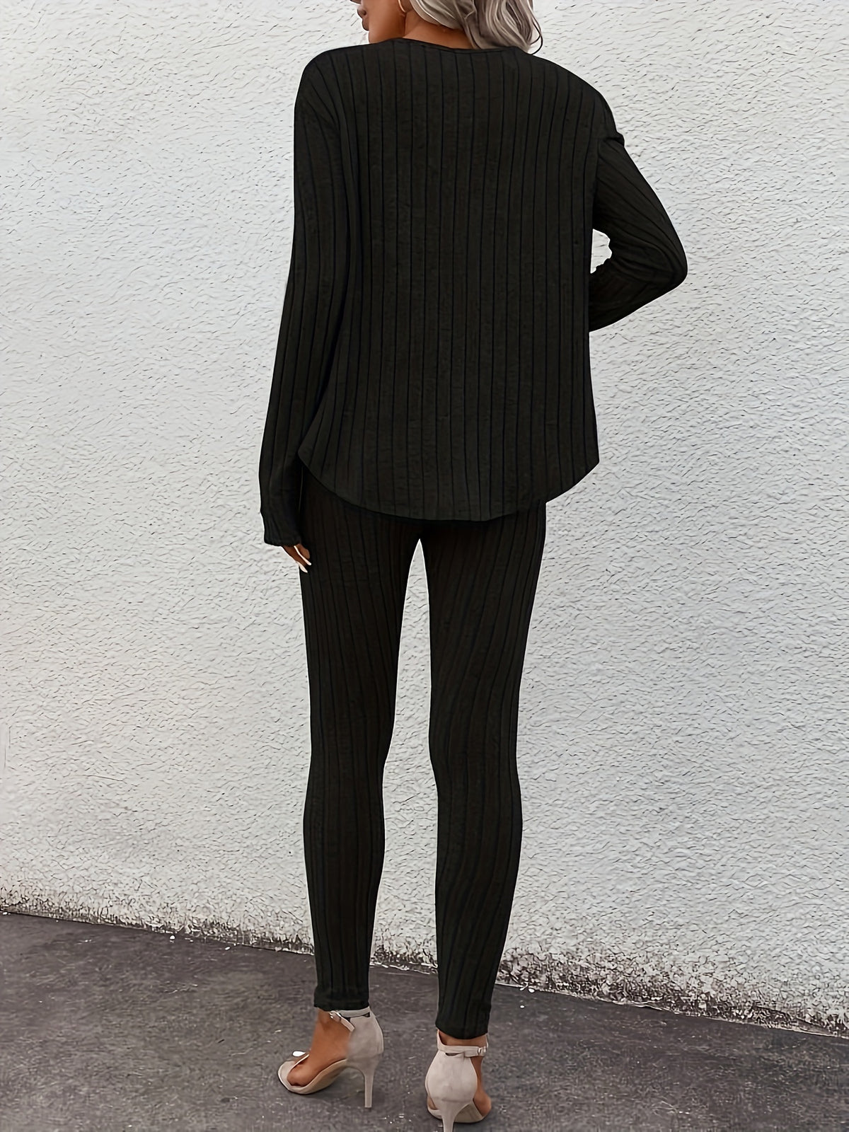 Ensemble pantalon et haut côtelé moulant à manches longues et col en V pour femme