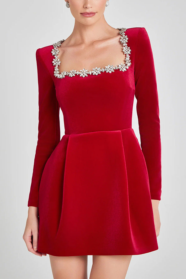 Robe patineuse fleurie à col carré et strass – Robe longue élégante à manches longues