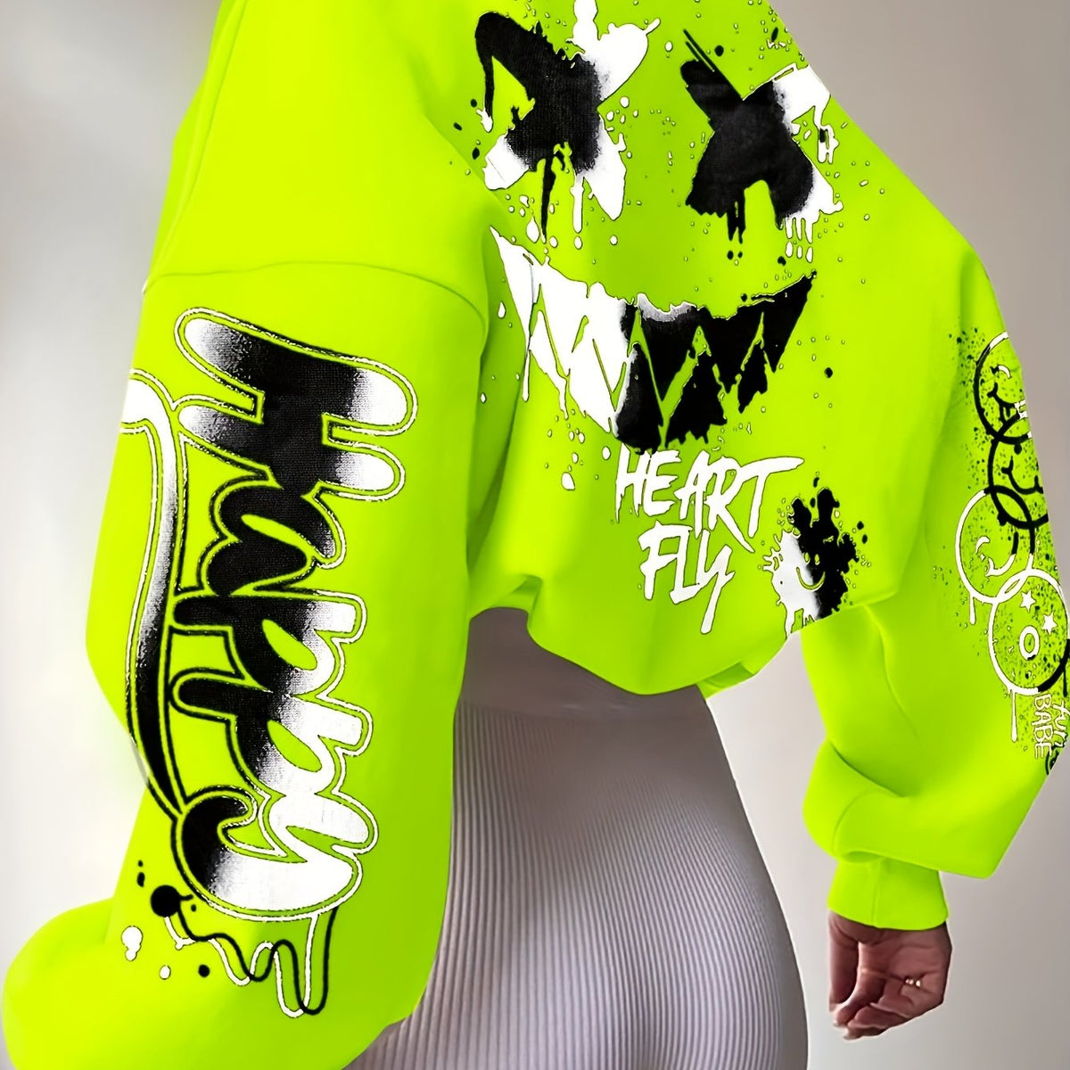 Women’s Graffiti Letter Sweatshirt – Black Artistic Fall/Winter Pullover