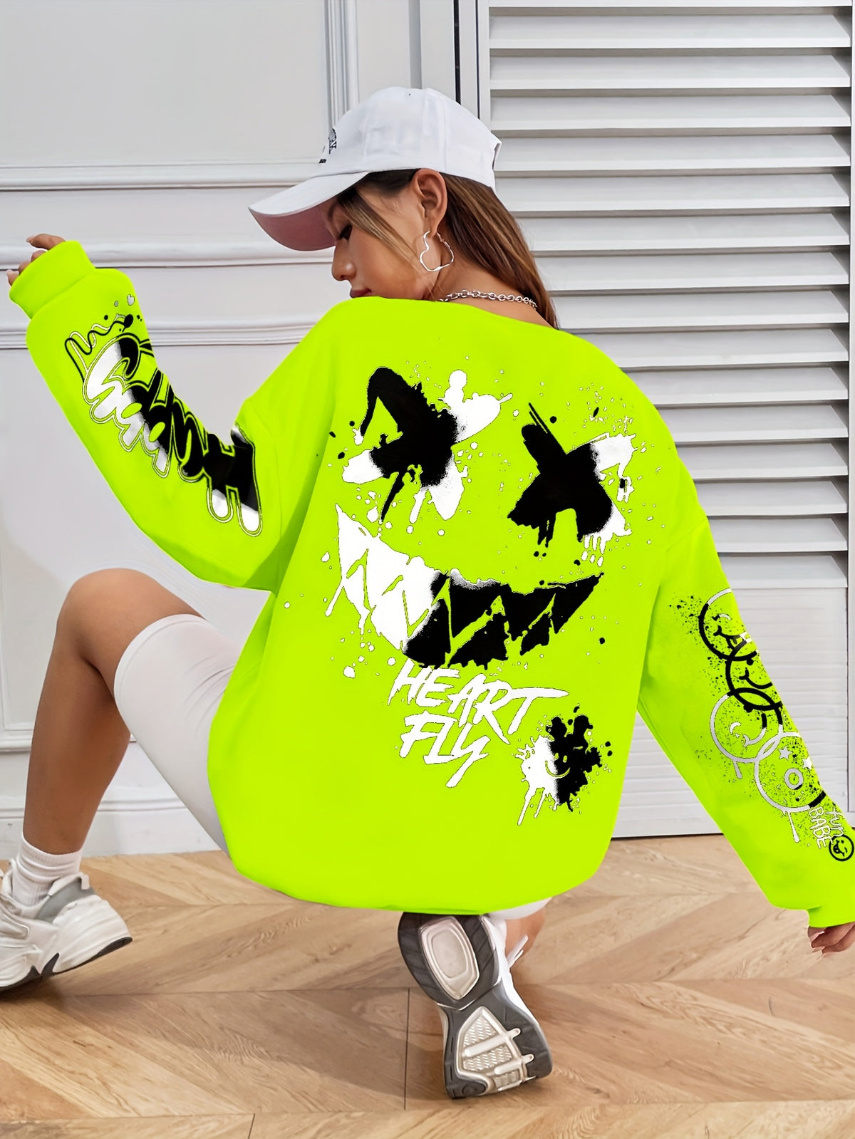 Women’s Graffiti Letter Sweatshirt – Black Artistic Fall/Winter Pullover
